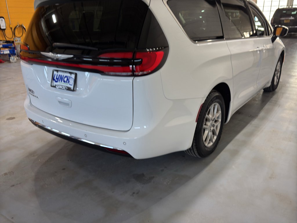 Used 2024 Chrysler Pacifica Touring-L image 4