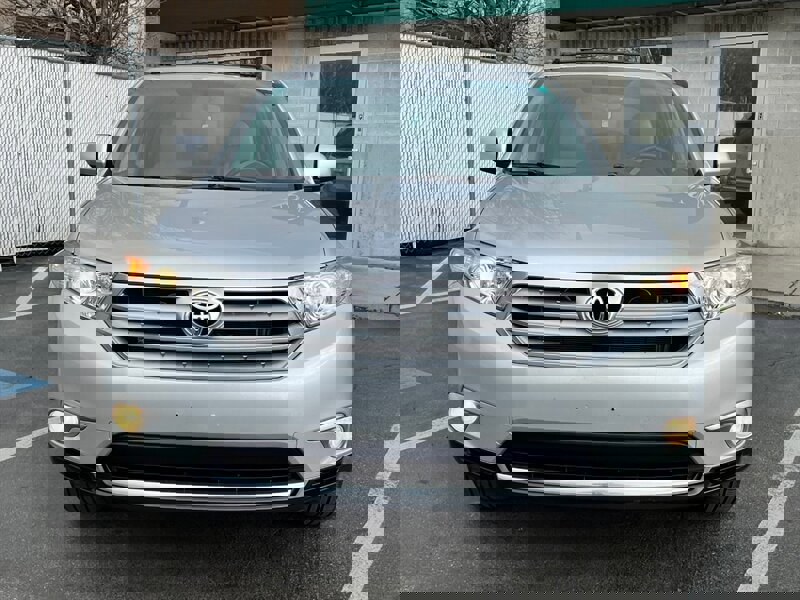 Used 2011 Toyota Highlander SE image 2