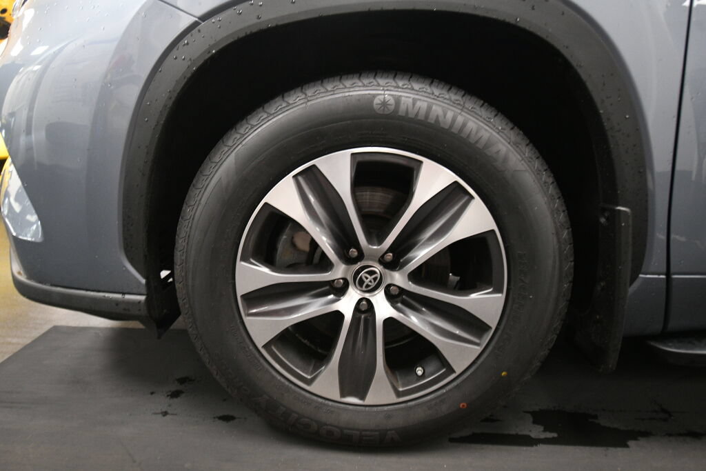 Used 2023 Toyota Highlander XLE AWD/4WD image 37