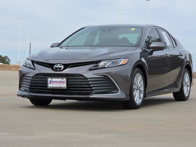 Used 2023 Toyota Camry LE image 3