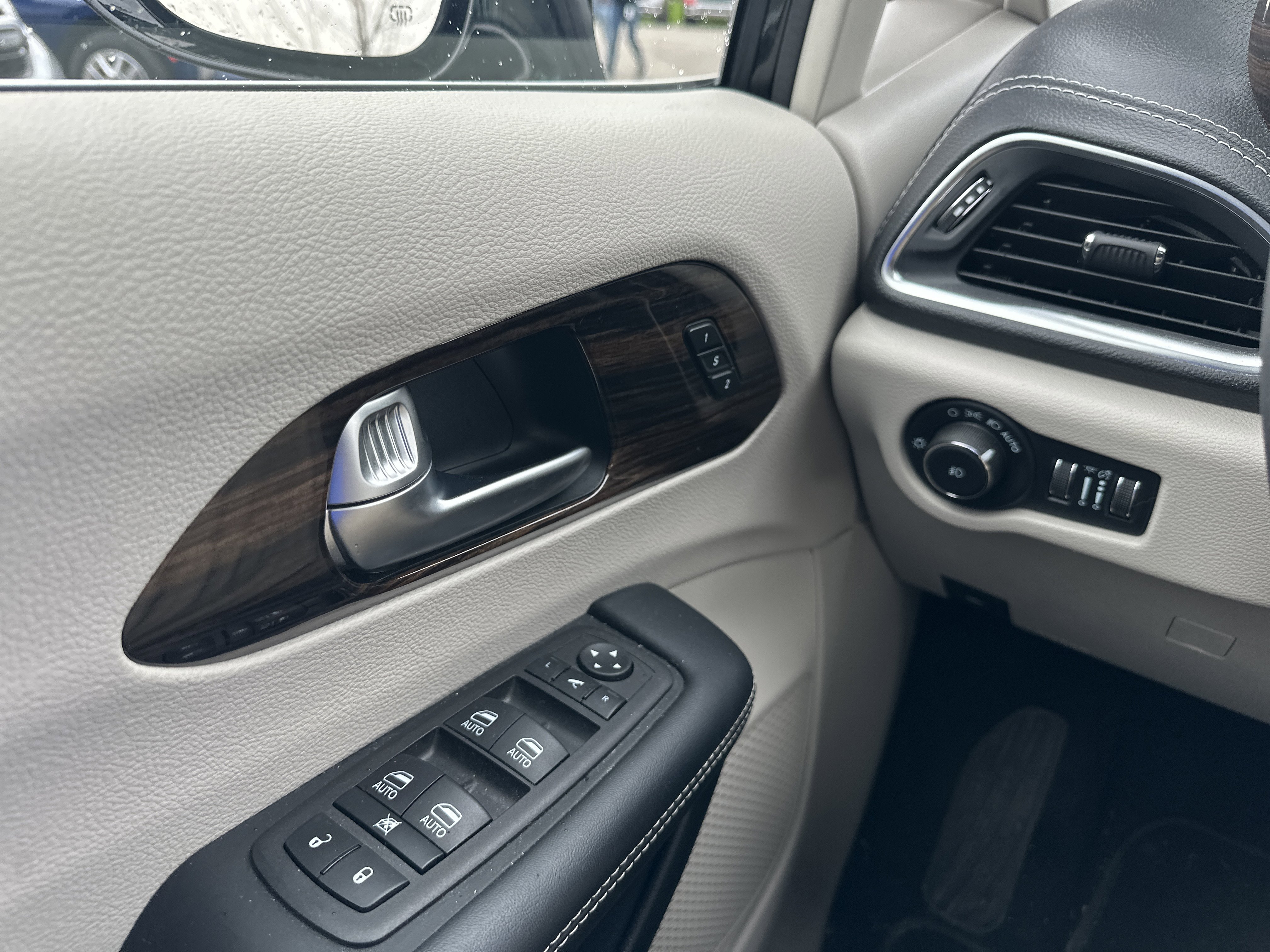Used 2023 Chrysler Pacifica Limited image 27