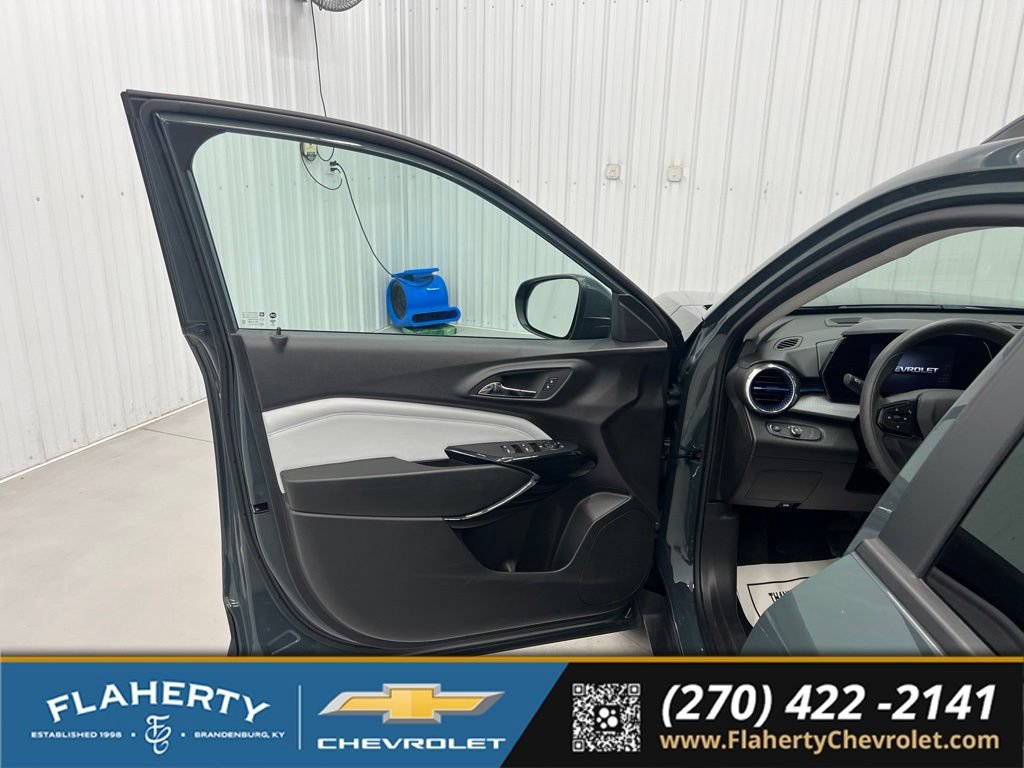Used 2025 Chevrolet Trax LT FWD image 8