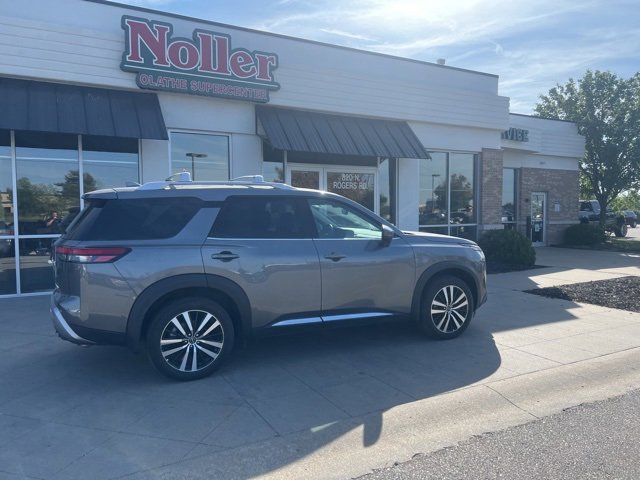 Used 2024 Nissan Pathfinder Platinum w/ Cargo Package image 4