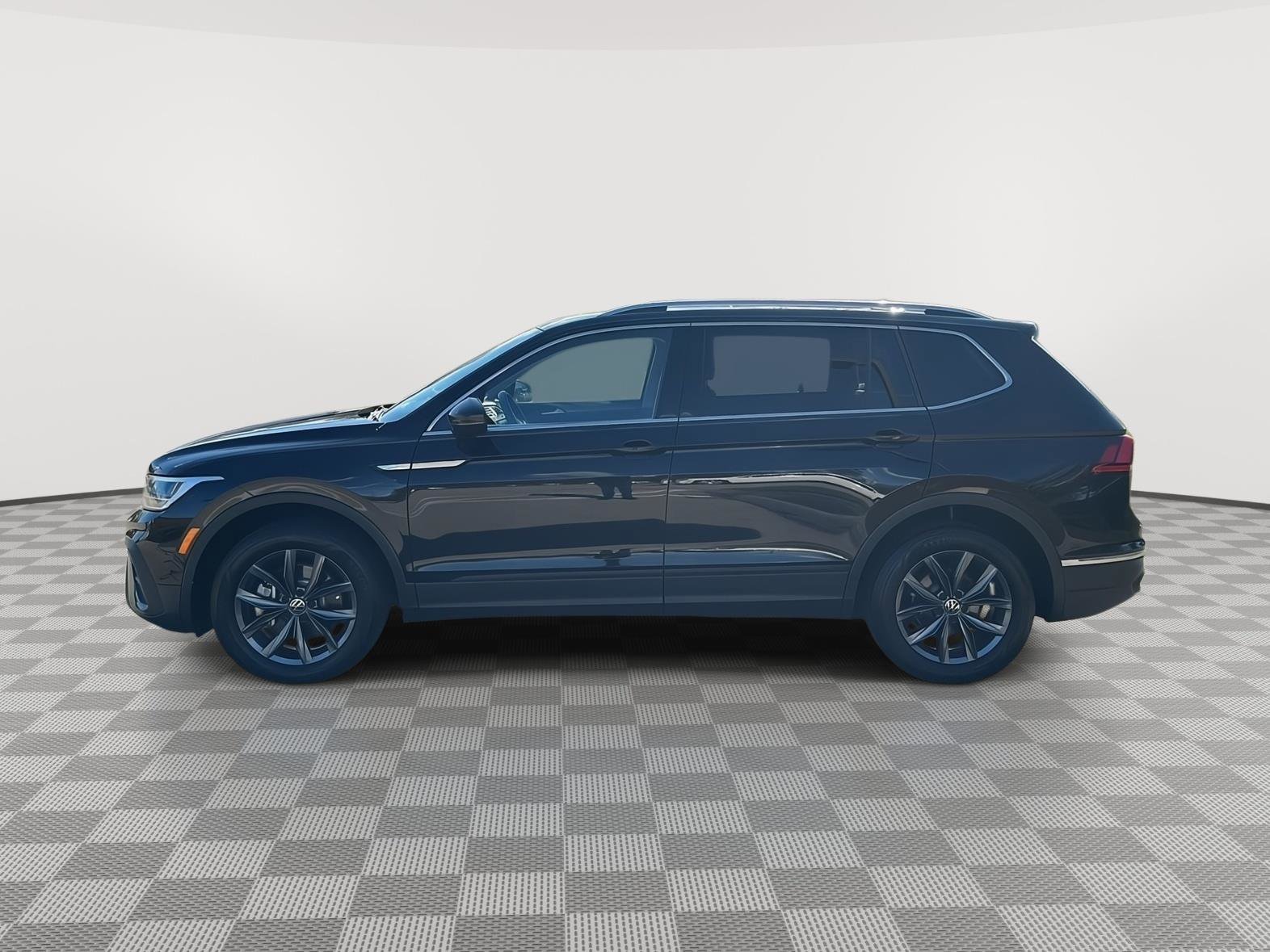 Used 2023 Volkswagen Tiguan SE AWD/4WD image 8