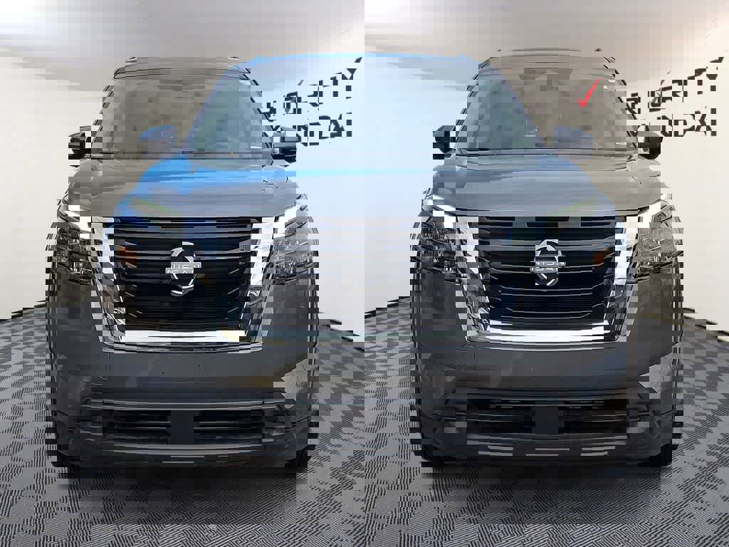 Used 2025 Nissan Pathfinder SV image 2