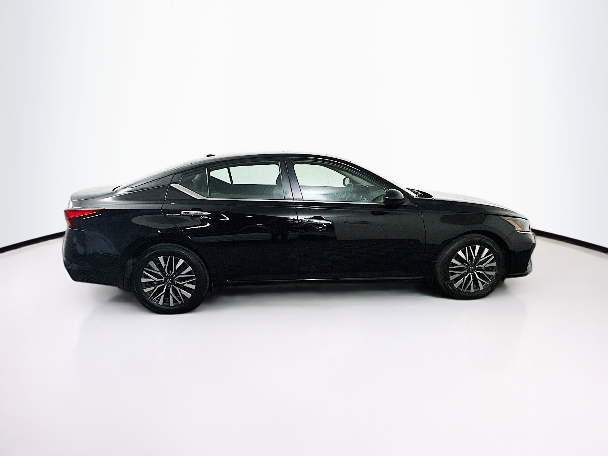 Used 2024 Nissan Altima 2.5 SV w/ SV Premium Package image 10