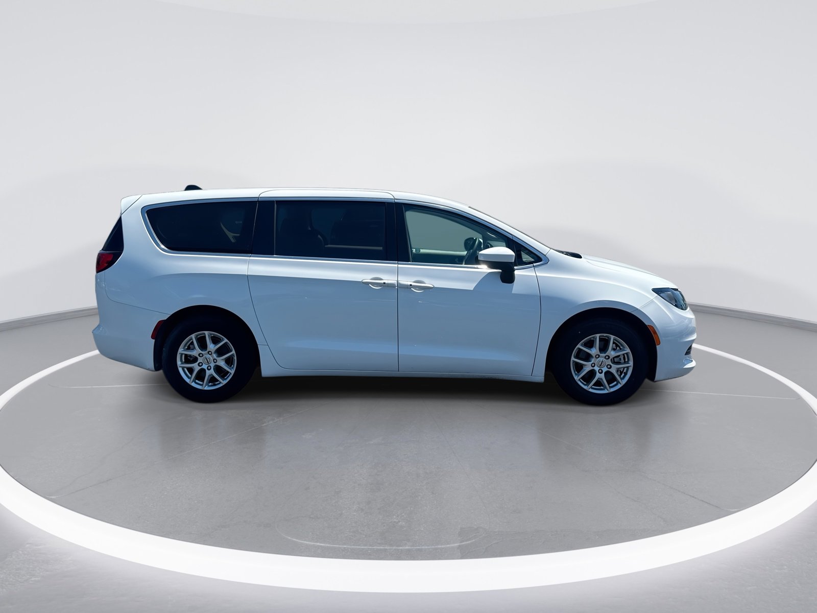 Used 2023 Chrysler Voyager LX FWD image 10