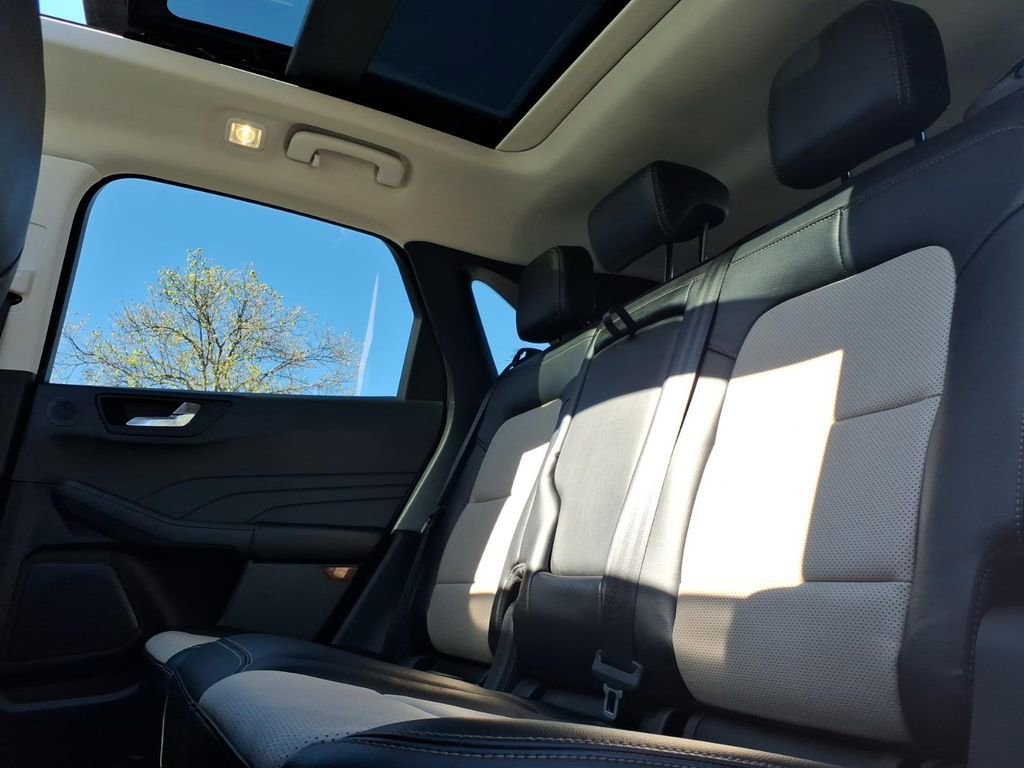 Used 2022 Ford Escape Titanium w/ Titanium Elite Package AWD/4WD image 13