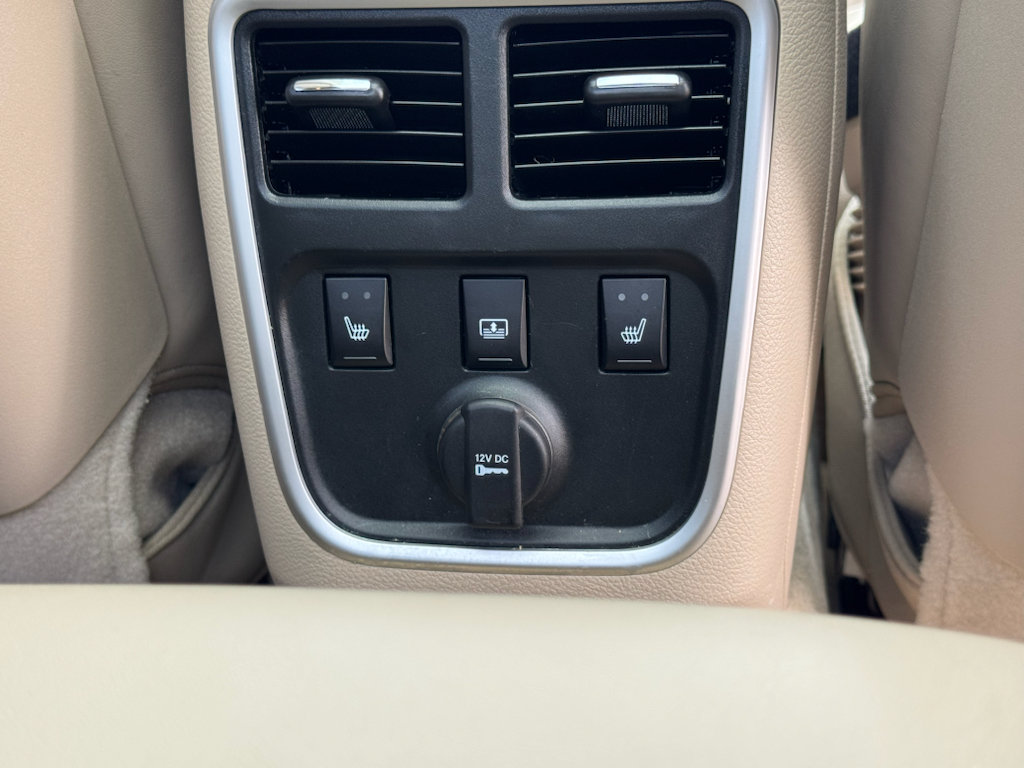 Used 2014 Chrysler 300 C RWD image 18