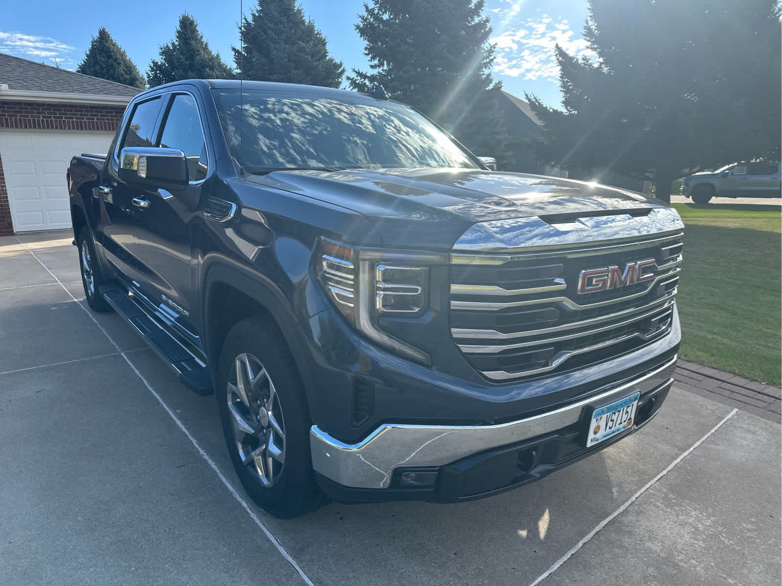 Used 2023 GMC Sierra 1500 SLT w/ SLT Premium Package AWD/4WD image 3