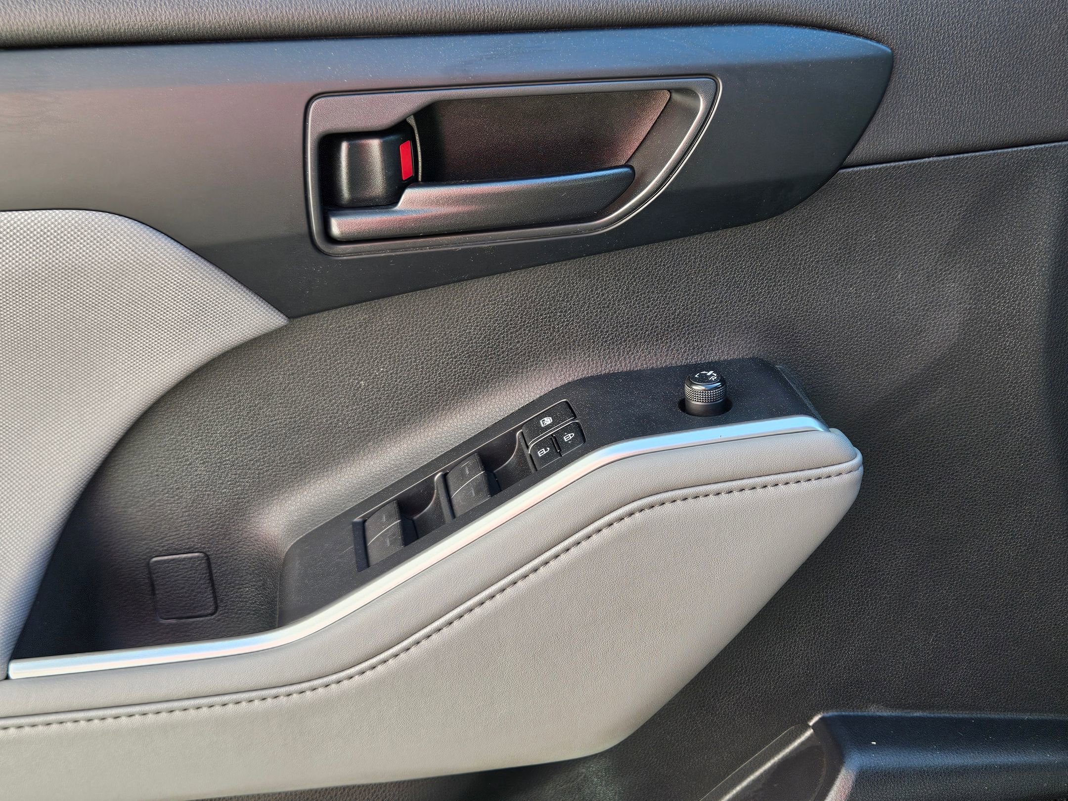 Used 2020 Toyota Highlander LE image 18