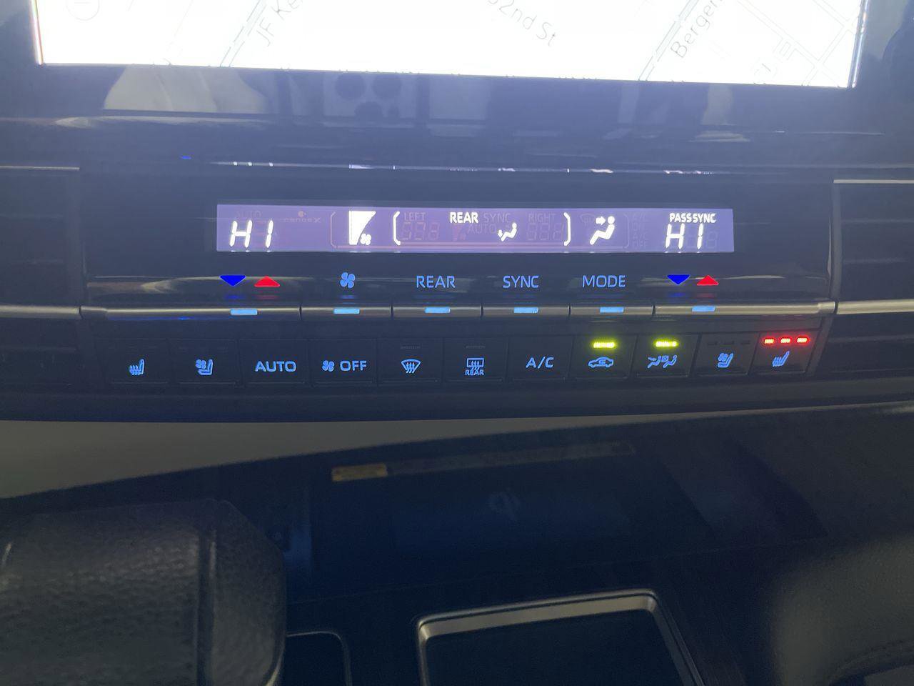 Used 2022 Toyota Sienna Limited image 19