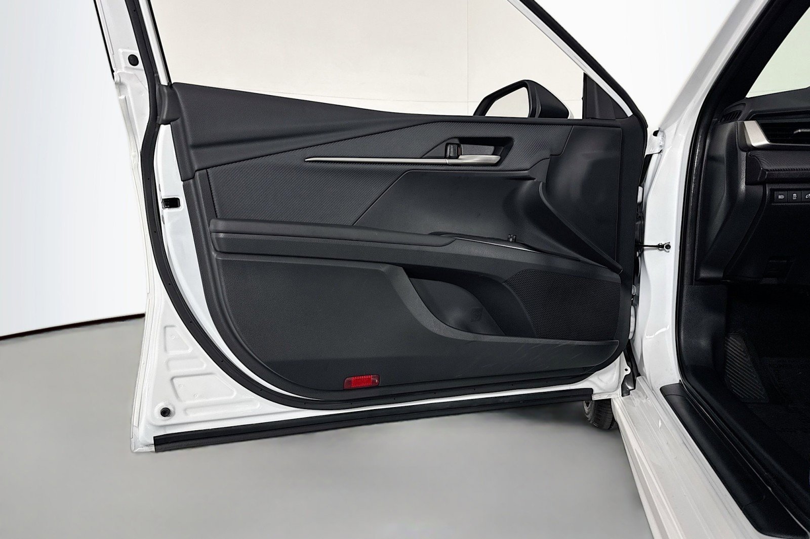 Used 2025 Toyota Camry SE w/ Convenience Package image 20