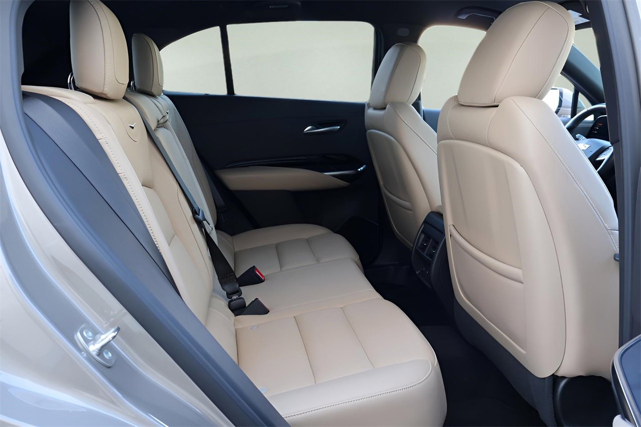 Used 2024 Cadillac XT4 Luxury w/ Cold Weather Package image 18