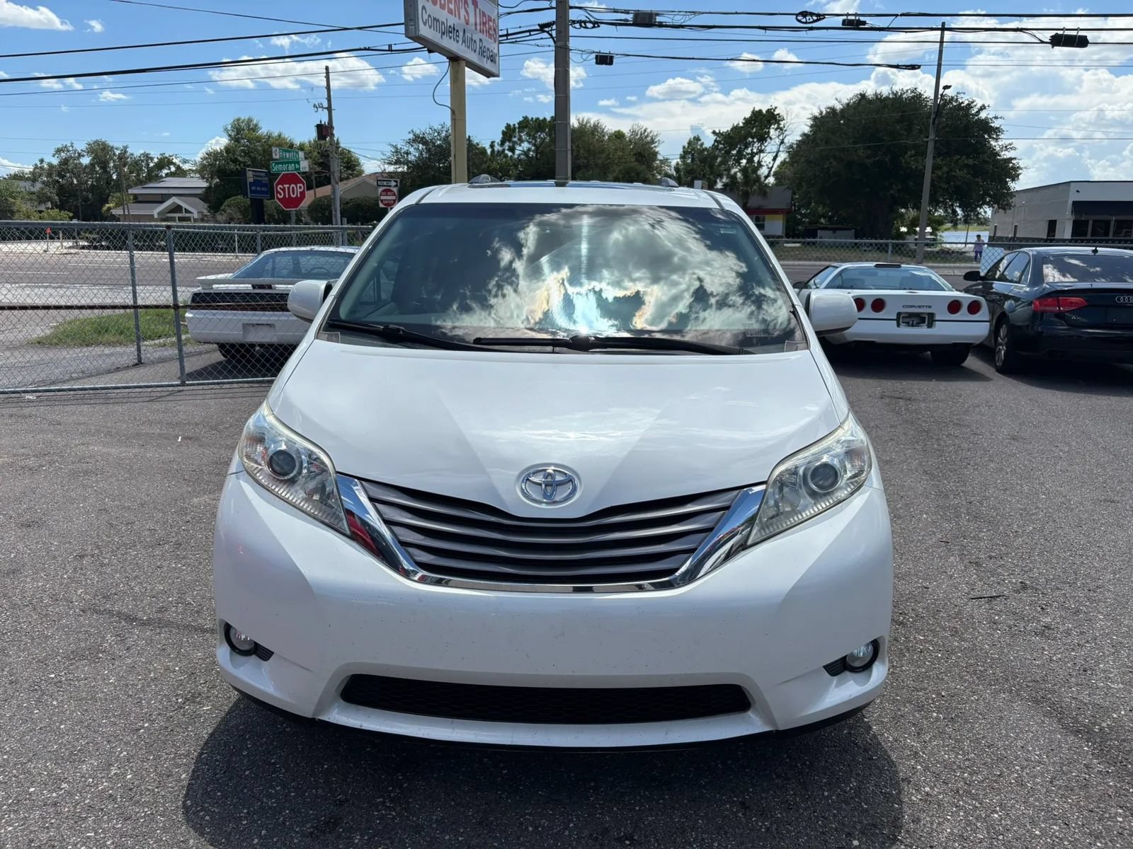 Used 2015 Toyota Sienna XLE Premium FWD image 3