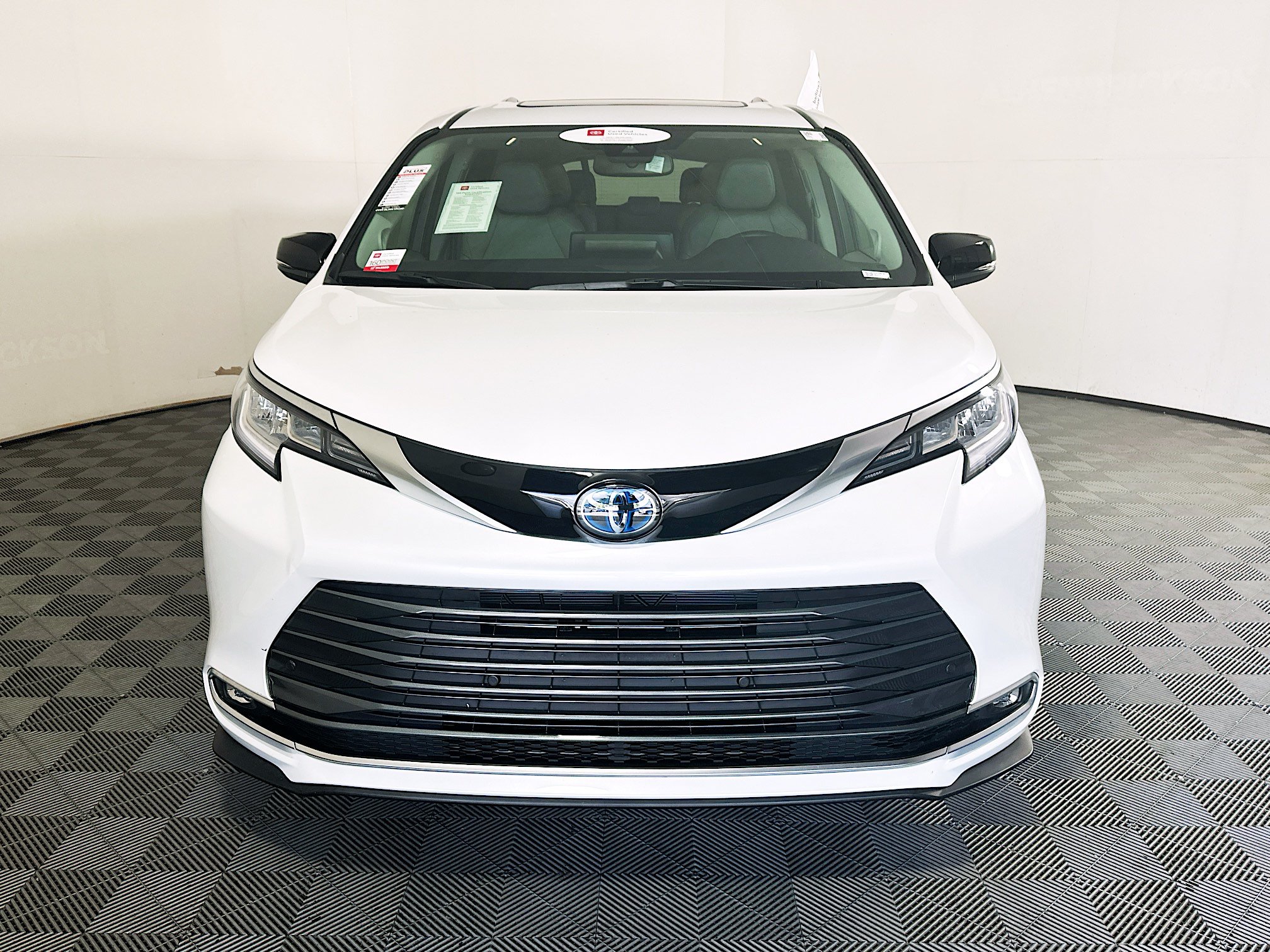 Used 2023 Toyota Sienna Limited FWD image 8