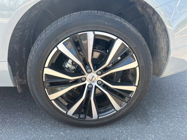 Certified 2025 Volvo XC60 B5 Plus AWD/4WD image 9