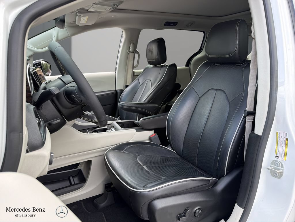 Used 2023 Chrysler Pacifica Limited AWD/4WD image 14
