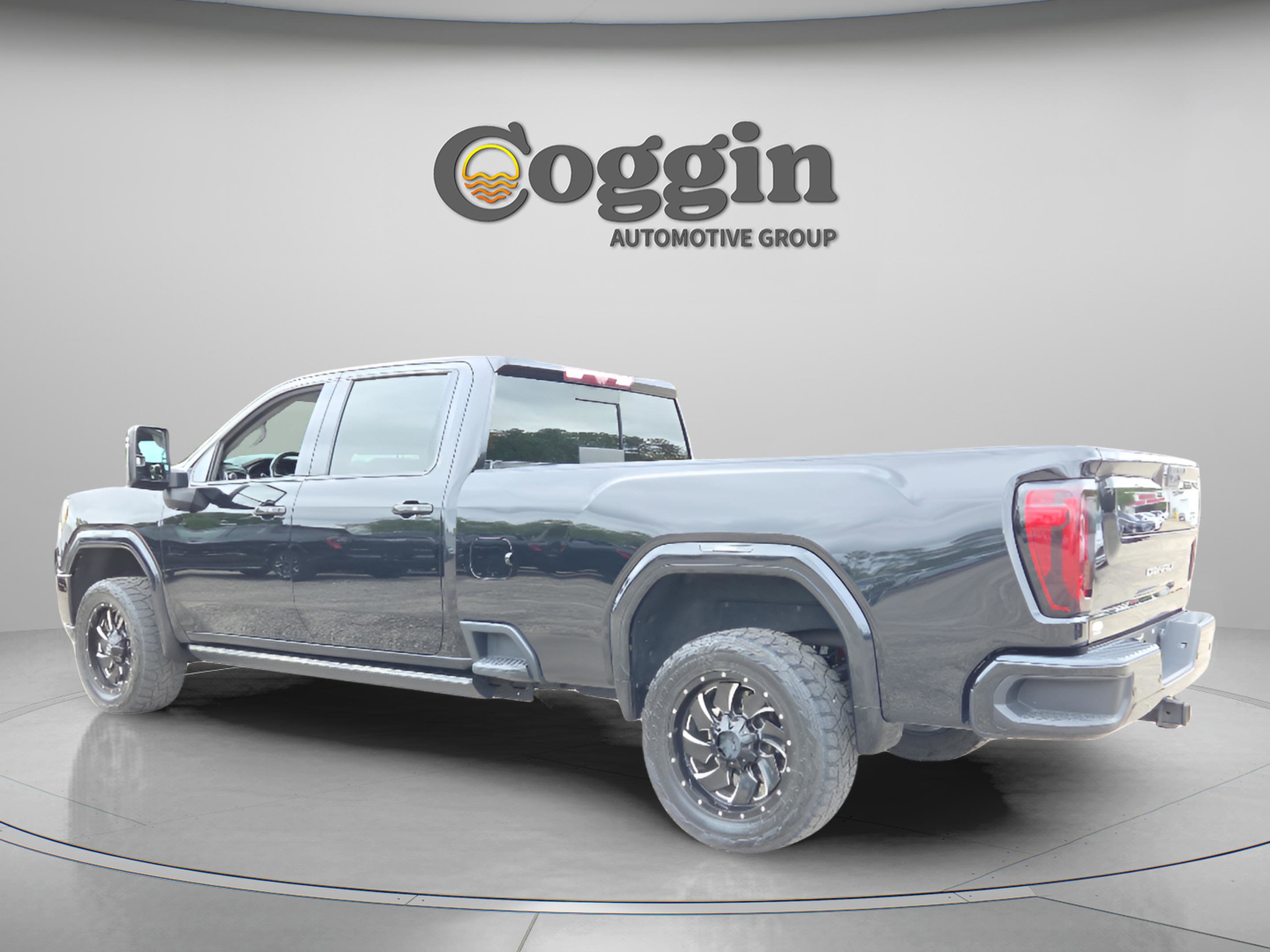 Used 2021 GMC Sierra 3500 Denali w/ Denali Black Diamond Edition AWD/4WD image 3