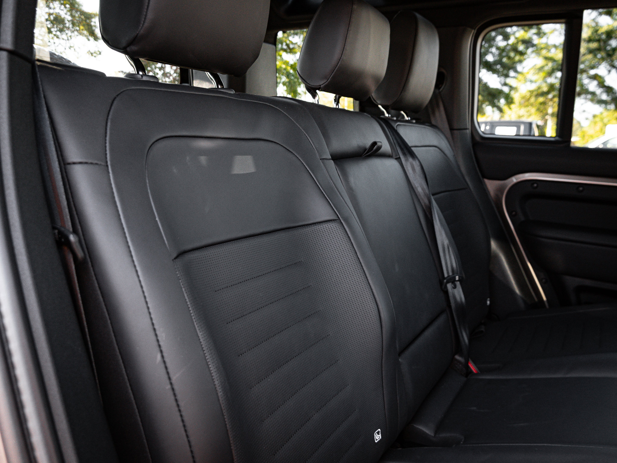Used 2025 Land Rover Defender 110 image 36