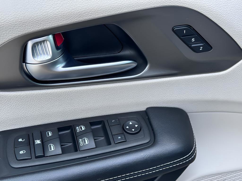 Used 2023 Chrysler Pacifica Touring-L FWD image 28