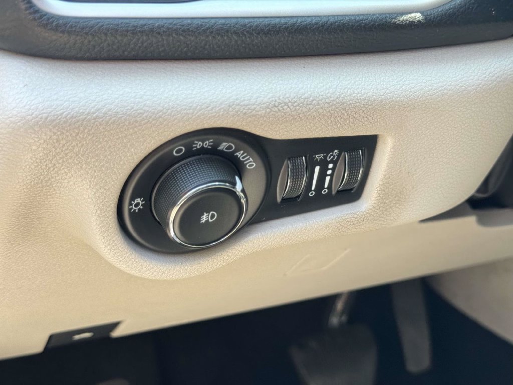 Used 2021 Chrysler Pacifica Touring-L FWD image 19