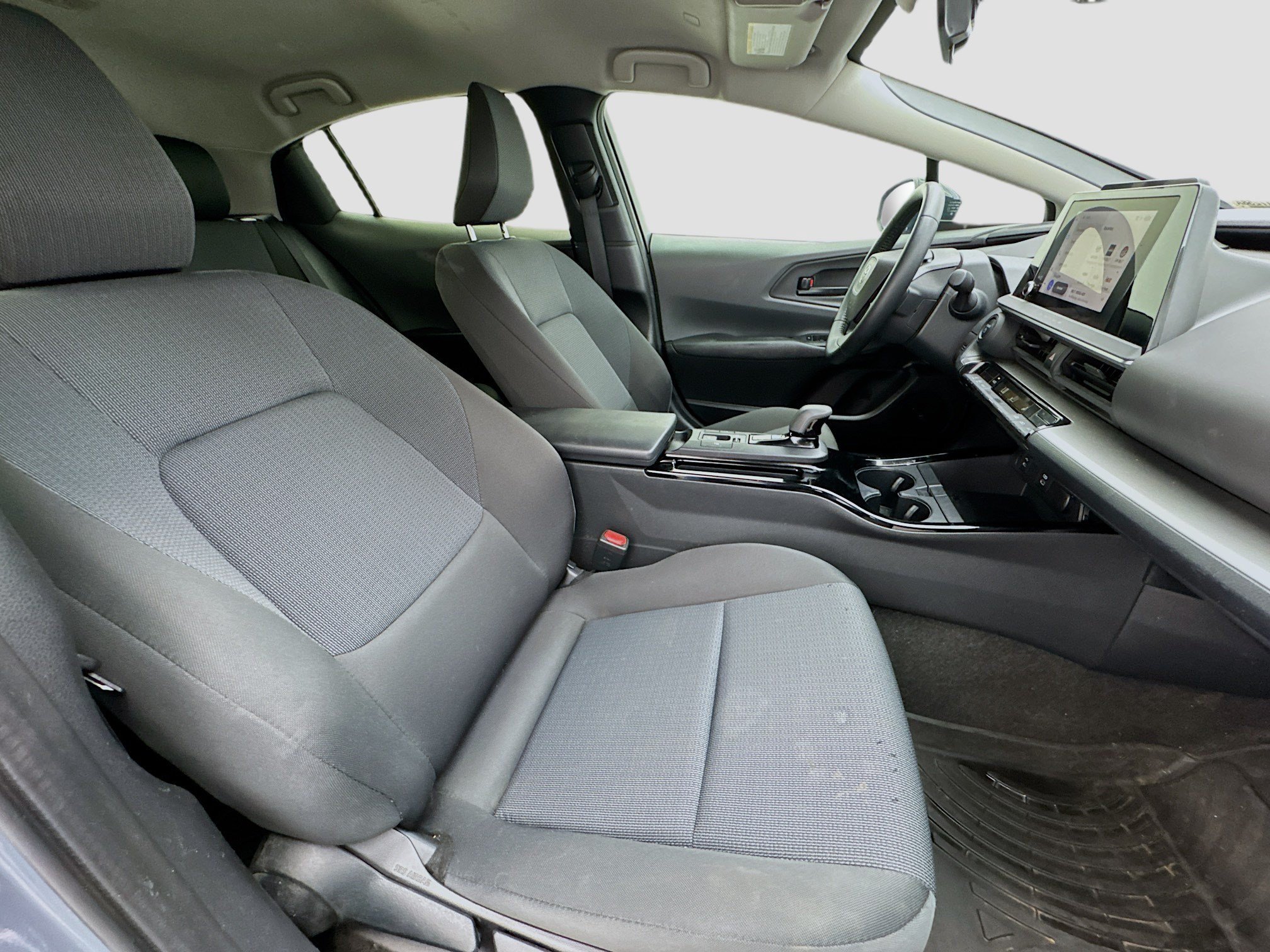 Used 2025 Toyota Prius LE FWD image 18