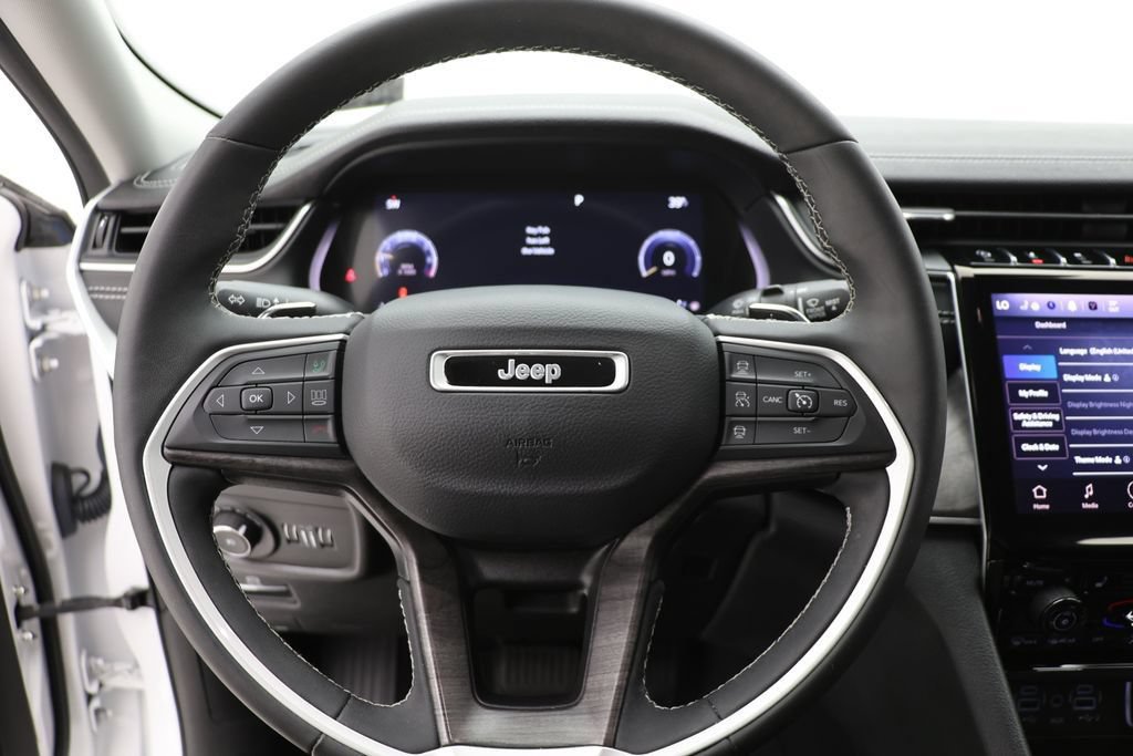 Used 2023 Jeep Grand Cherokee Limited AWD/4WD image 17