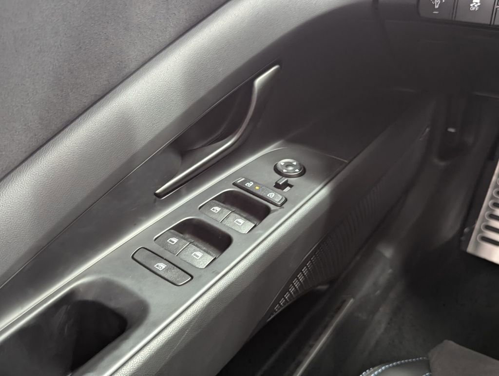 Certified 2025 Hyundai Elantra N Base image 17