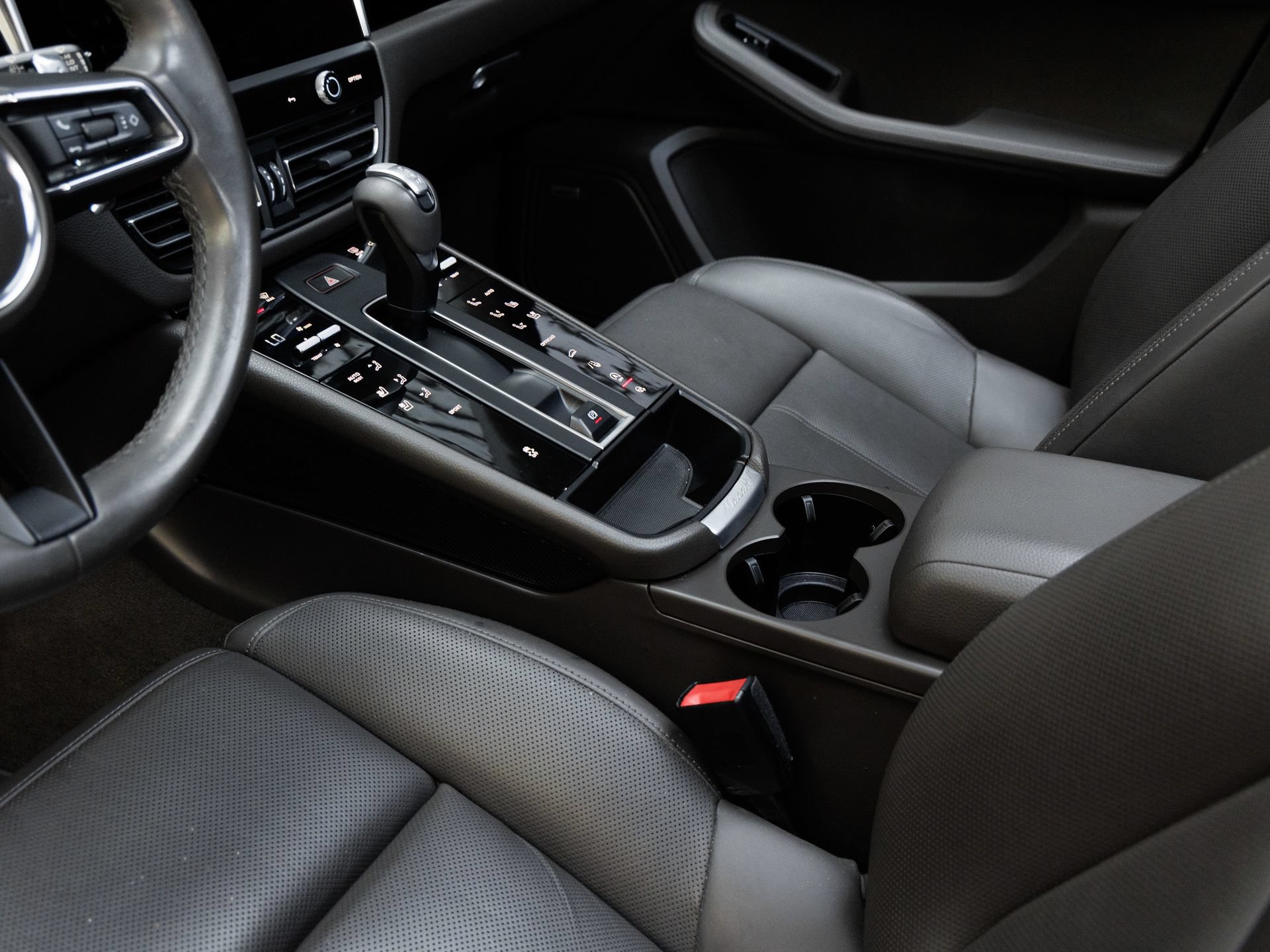 Certified 2022 Porsche Macan AWD/4WD image 22