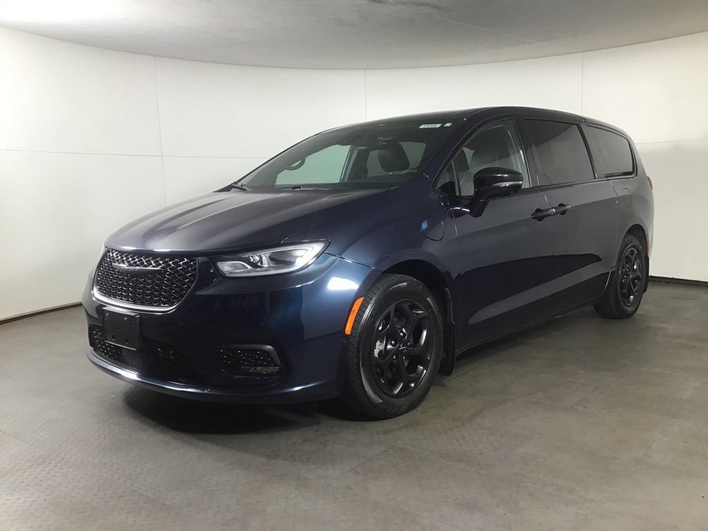 Used 2023 Chrysler Pacifica Limited w/ Uconnect Theater Family Group FWD image 3