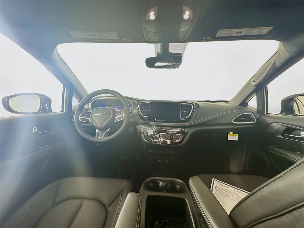 New 2026 Chrysler Pacifica Select image 9