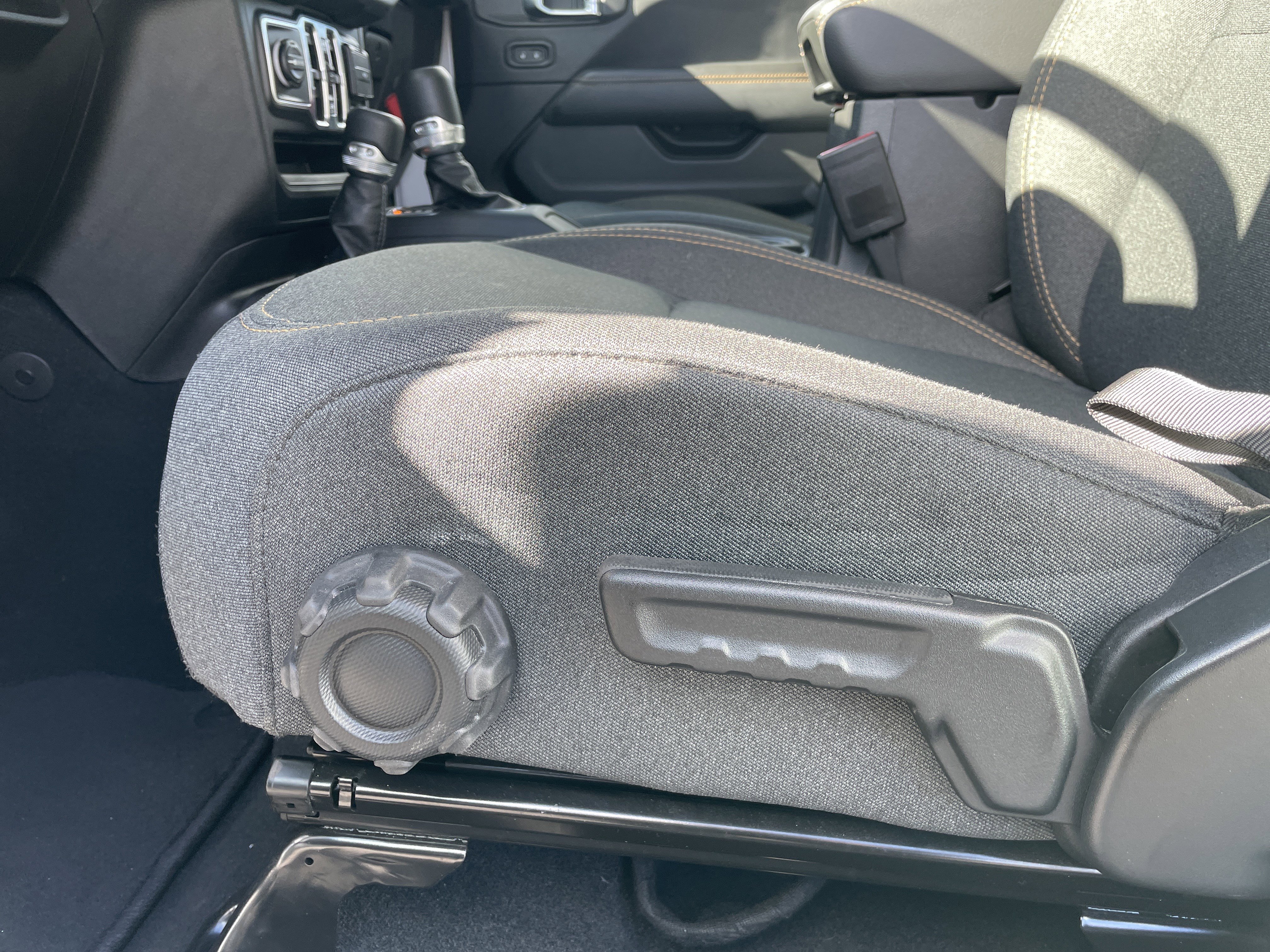 Used 2025 Jeep Wrangler Sahara image 34