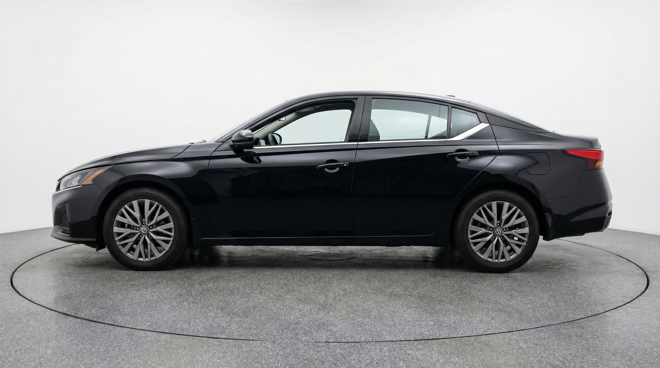 Used 2025 Nissan Altima 2.5 SV image 5