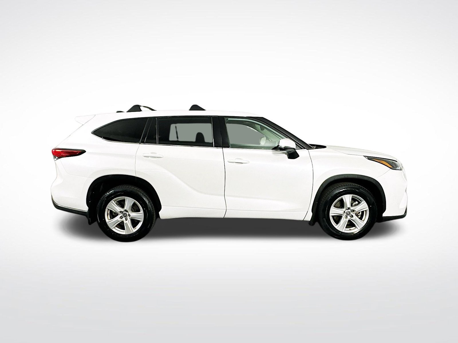 Used 2022 Toyota Highlander LE FWD image 9
