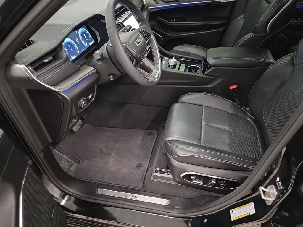 Used 2024 Jeep Grand Cherokee Overland w/ Luxury Tech Group IV image 11