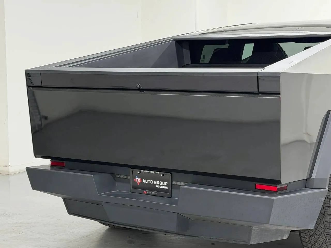 Used 2025 Tesla Cybertruck 2WD Crew Cab image 35