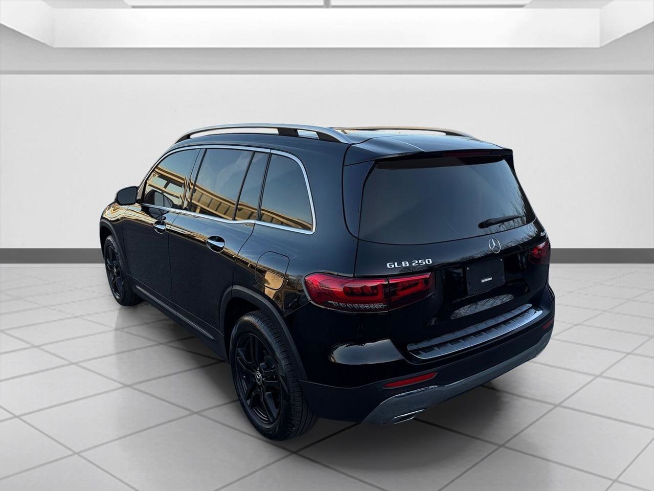 Used 2021 Mercedes-Benz GLB 250 4MATIC w/ Premium Package image 9