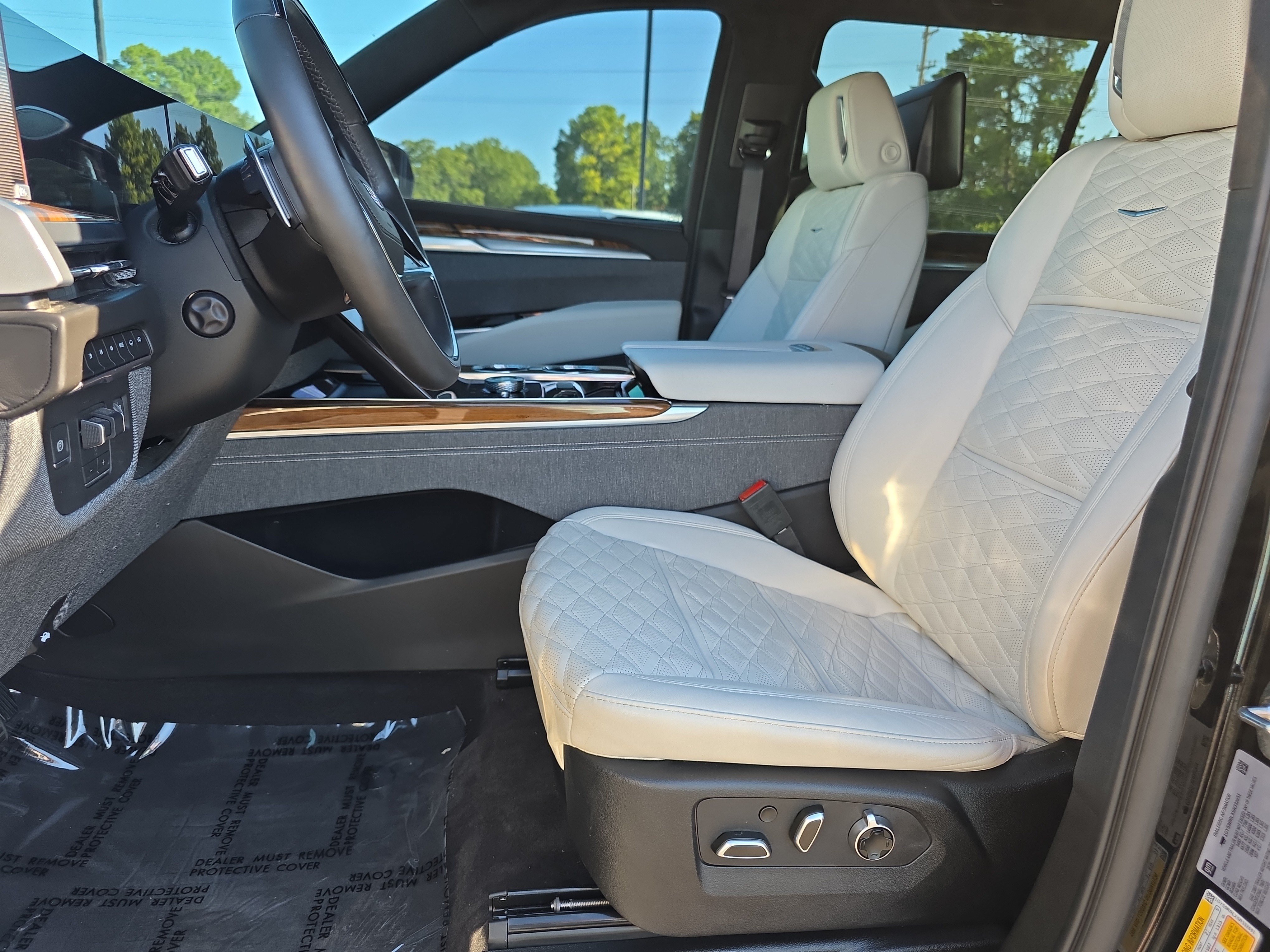 Used 2025 Cadillac Escalade ESV Sport Platinum w/ LPO, Floor Liner Package AWD/4WD image 10