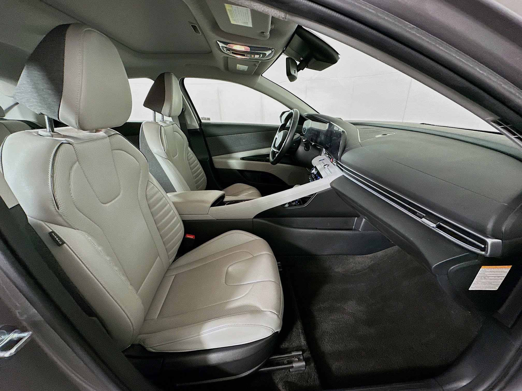 Used 2025 Hyundai Elantra Limited image 31