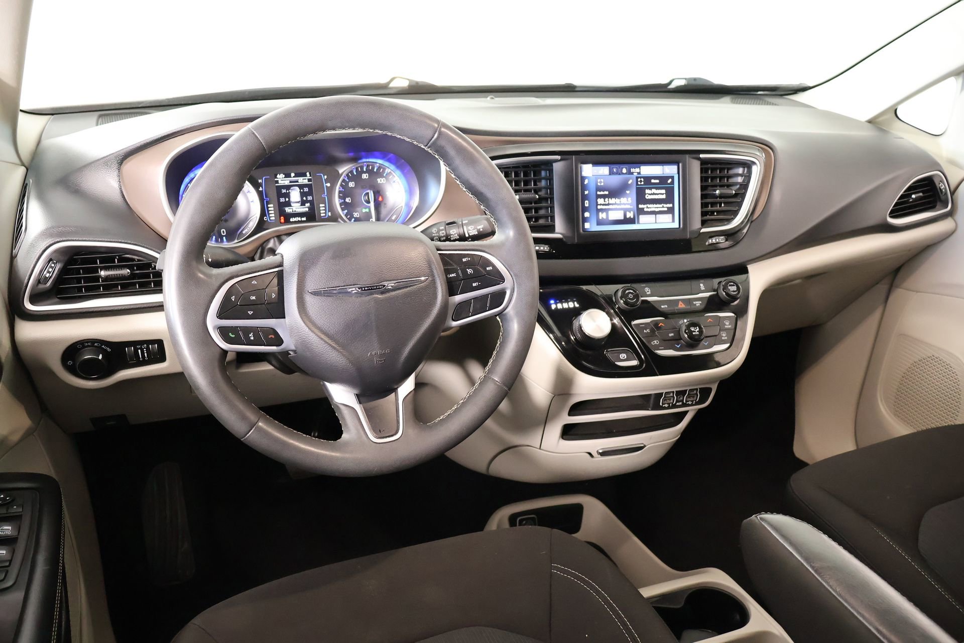 Used 2022 Chrysler Voyager LX image 2