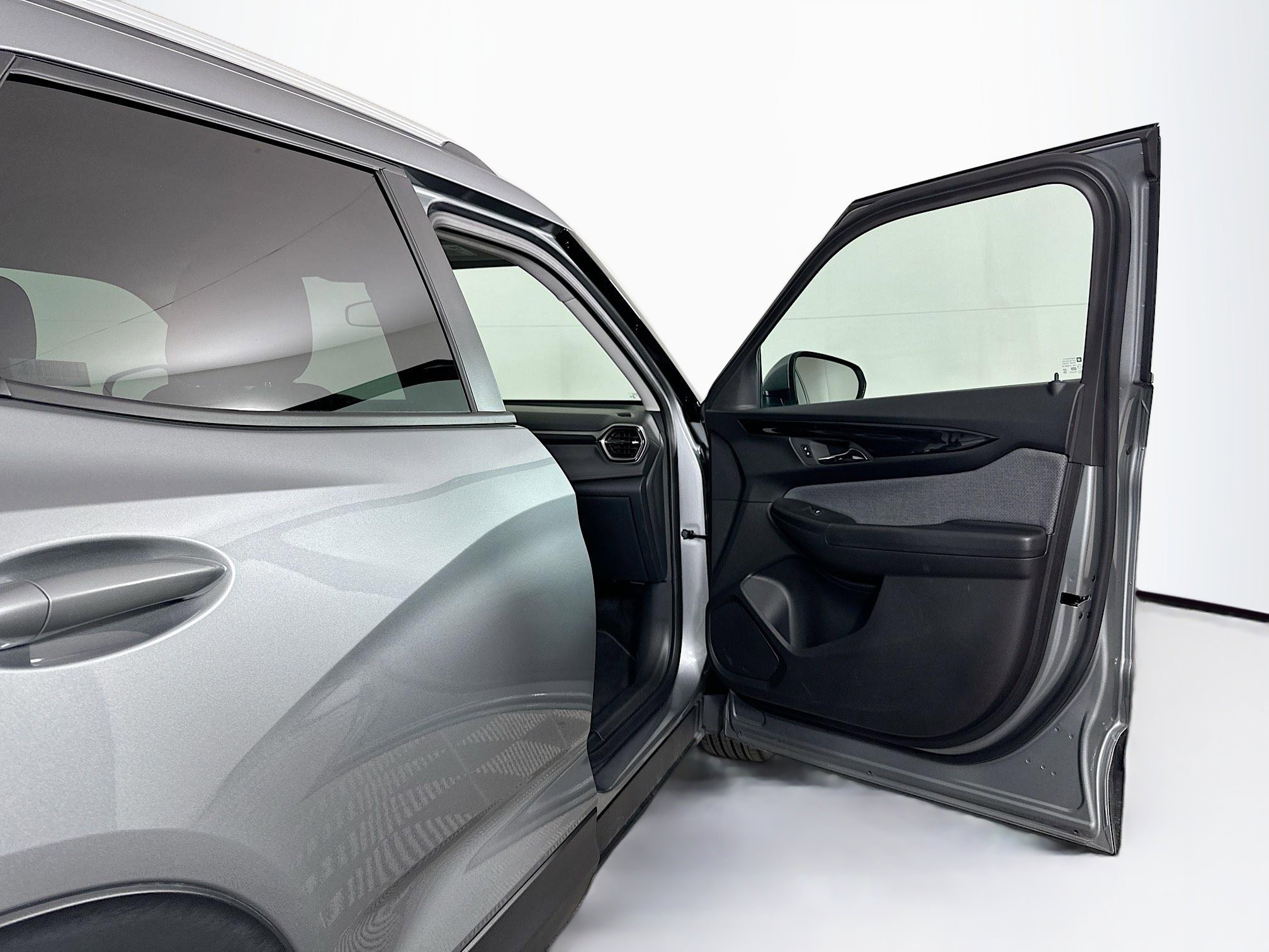 Used 2025 Chevrolet TrailBlazer LT AWD/4WD image 30