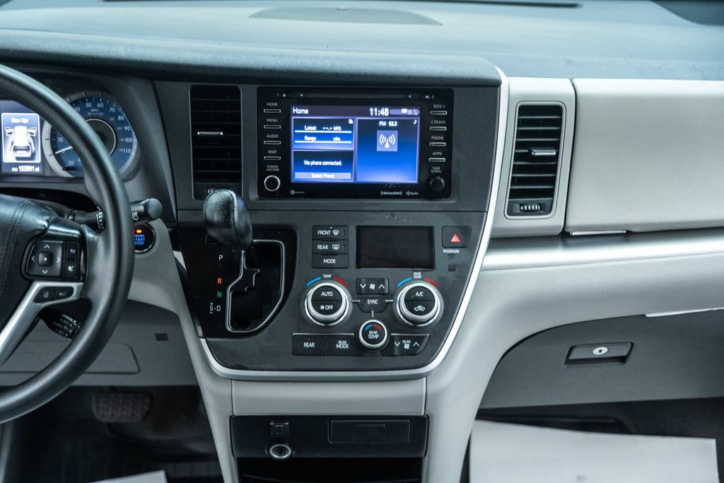 Used 2020 Toyota Sienna LE w/ LE Preferred Package FWD image 22
