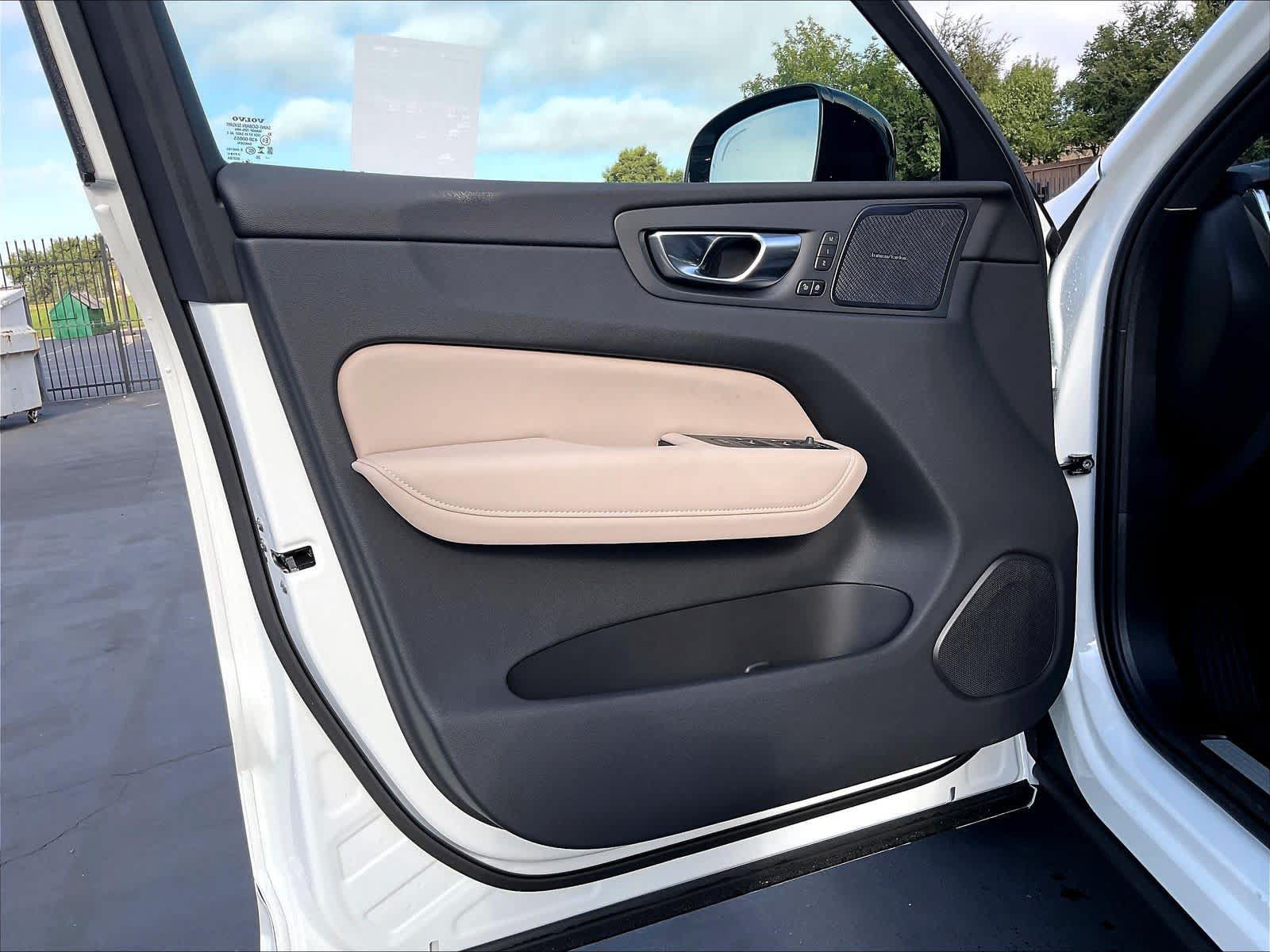 New 2027 Volvo XC60 T8 Plus AWD/4WD image 24