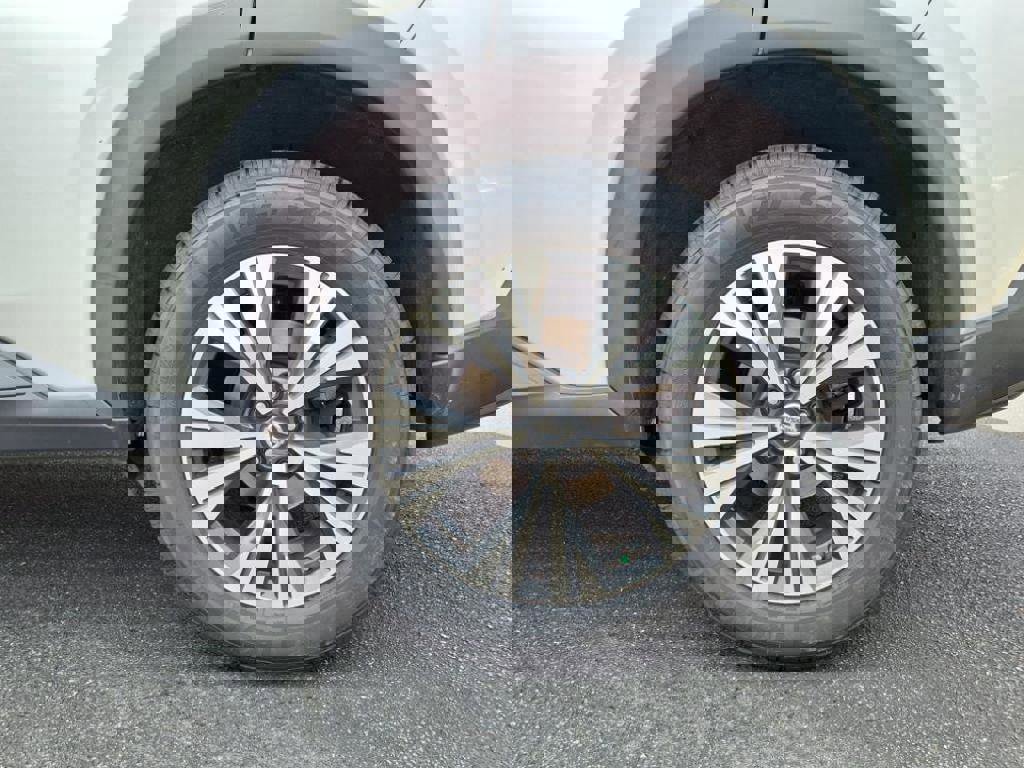 Used 2021 Nissan Rogue SV image 3