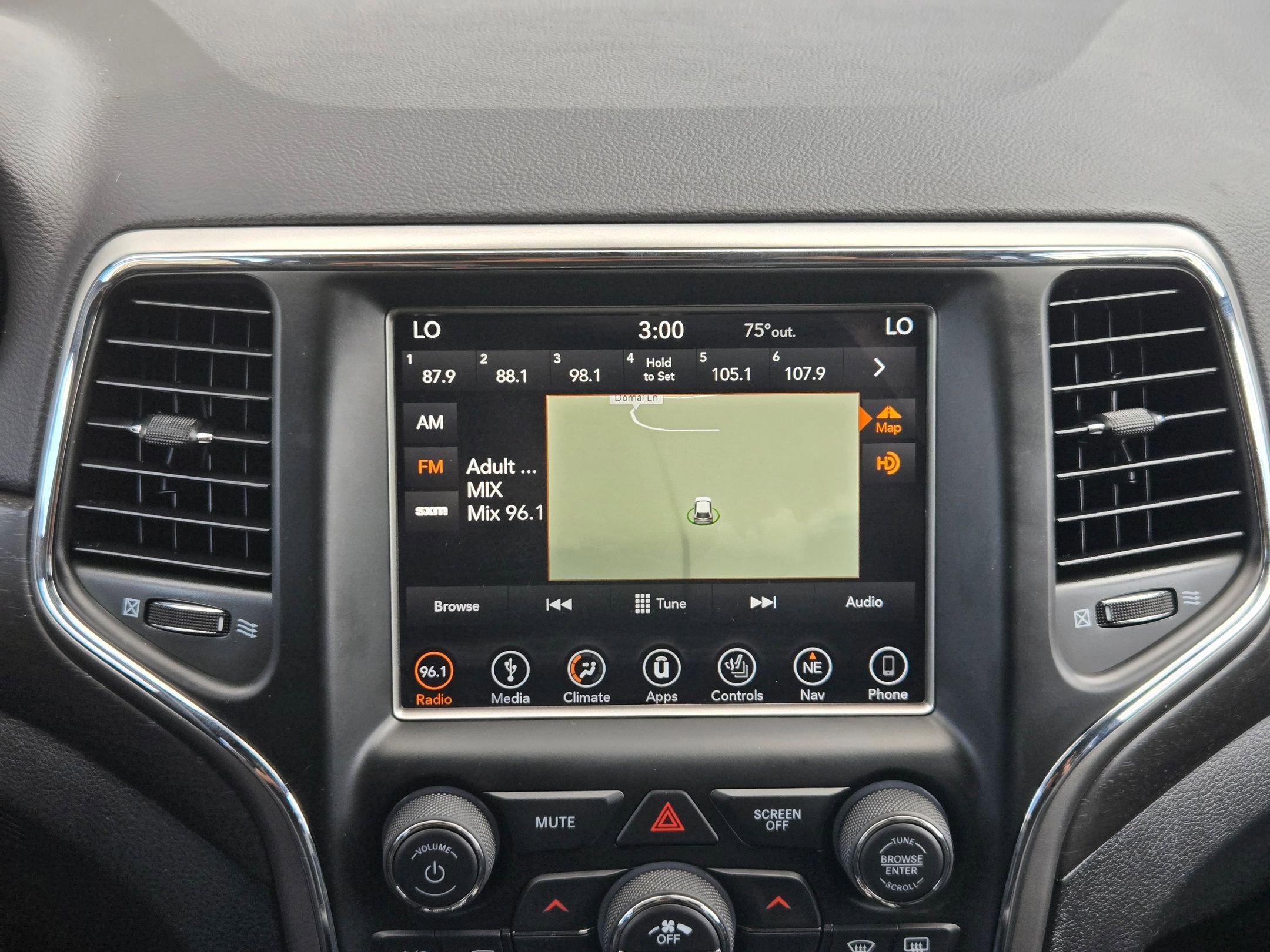 Used 2018 Jeep Grand Cherokee Altitude image 17