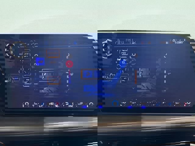 Used 2025 Chevrolet Traverse LT image 28