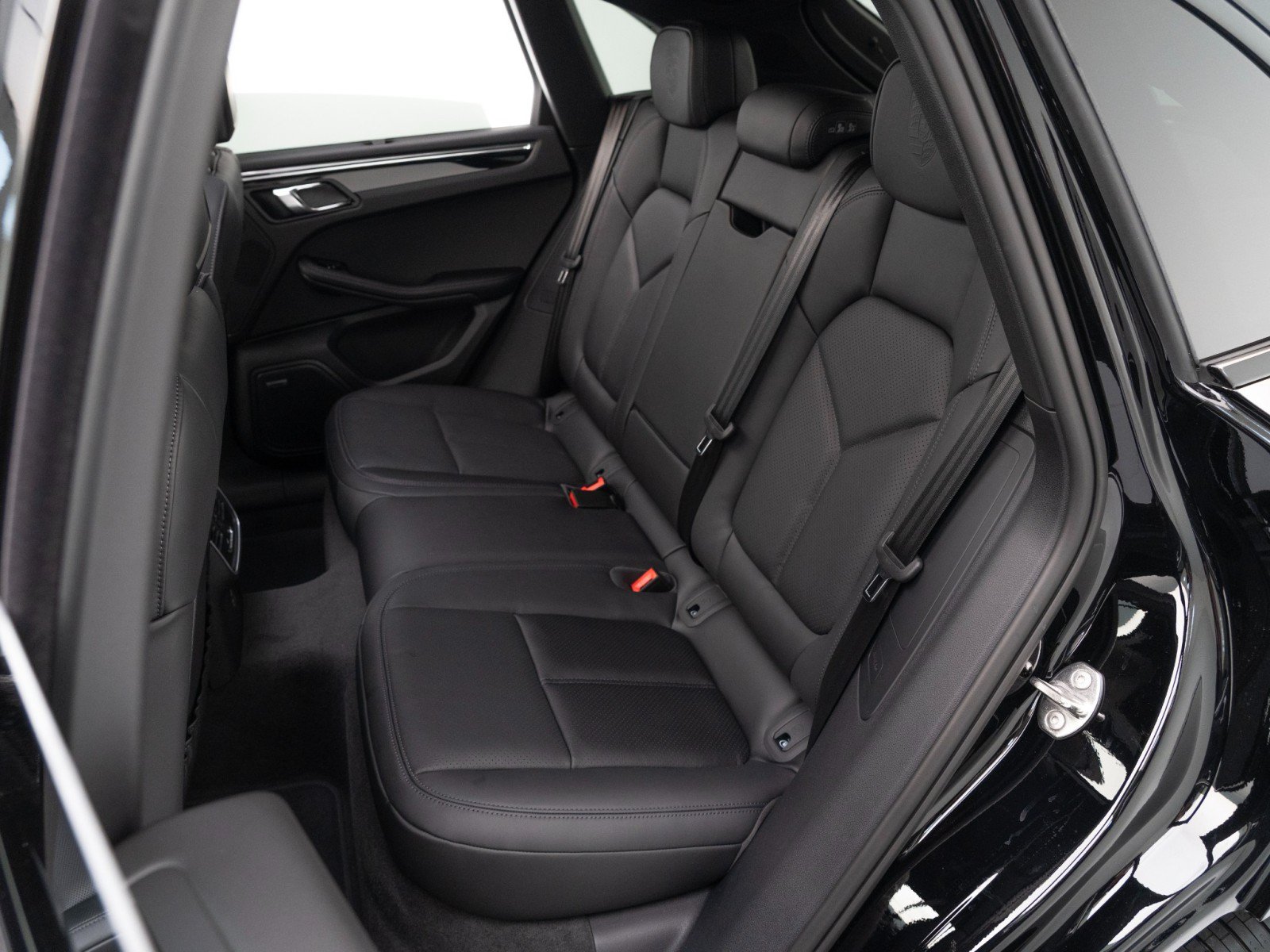 Certified 2026 Porsche Macan Turbo AWD/4WD image 29