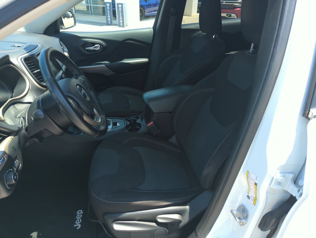 Used 2017 Jeep Cherokee Latitude FWD image 12