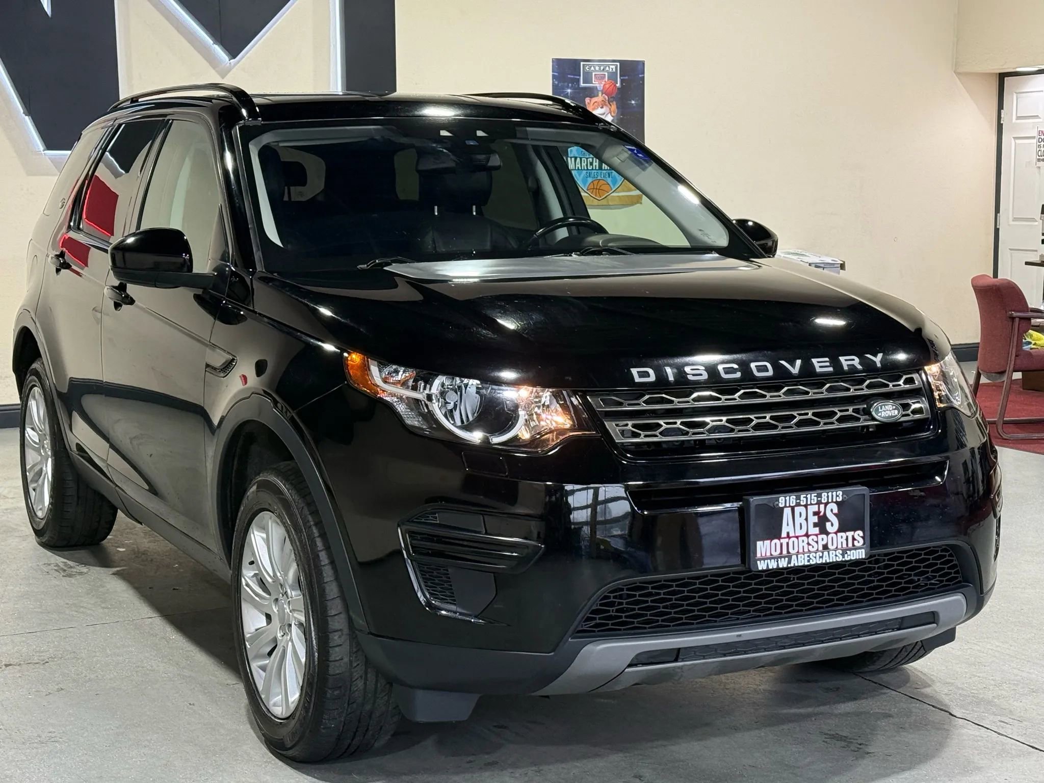 Used 2019 Land Rover Discovery Sport SE image 2